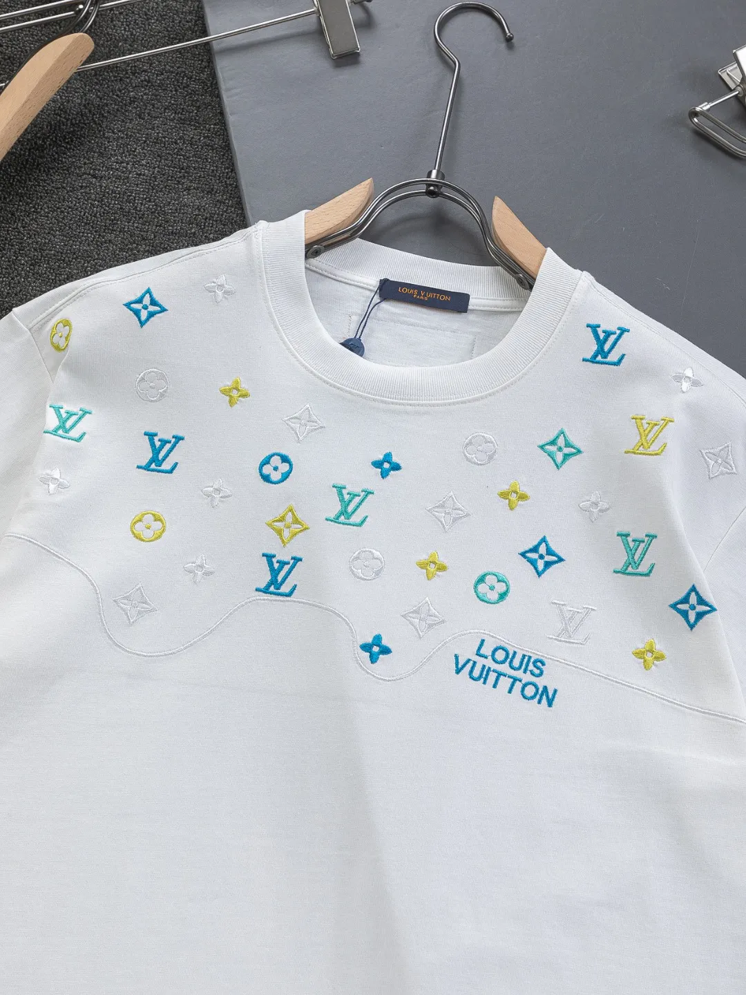 🅿️190 Louis Vuitton 1V LV micro-wide version S-XL LV 26ss new products are available at the counter simultaneously. Multiple craftsmanship. Colorful half-body digital full flower logo on the chest🪡 embroidery. Round neck short-sleeved T-shirt, same style for men and women! Consigned to one-to-one creation. Synchronized with the official website, pure cotton fabrics at the counter! It is close to the skin and comfortable, durable and easy to wear. It has a classic and simple logo design and meticulous original craftsmanship. Short-sleeves, a must-have item for men, do not appear to be the same for the general public, but must be unique and eye-catching. This LV short-sleeve is all about quality, comfort, the same shape and fashion as always, including fabrics and cutting techniques. All of them have been made with great effort! 320 grams of washed pure cotton fabric, pure cotton is breathable, very refreshing and comfortable for daily wear. The rib knitting on the neckline is smooth and tight, and the neckline will not be skewed if you toss it at will. The loose version, you will find that it looks really good on the upper body. The overall is minimalist and neat, super versatile for daily use! Pair it casually with a pair of pants for a youthful look. A T-shirt will make your outfit crazy. It is a fashionable item that can never go wrong! Color: Black White Size: S-XL Size chart: S: Shoulder width 45.5-Bust 52-Length 70 M: Shoulder width 47-Bust 54-Length 72 L: Shoulder width 48.5-Bust 56-Length 74 XL: Shoulder width 50-Bust 58-Length 76